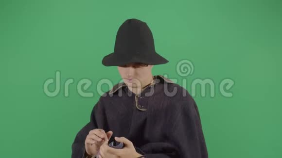 成年男子魔术师在电话中交谈视频的预览图