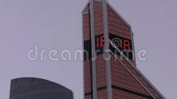 莫斯科城市摩天大楼的水银塔LED媒体立面视频的预览图