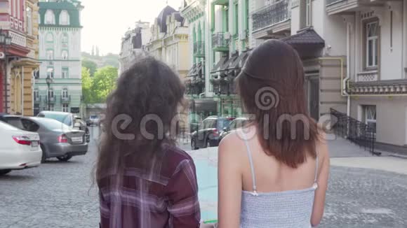 快乐的女性朋友在城市里漫步时微笑着对着镜头视频的预览图