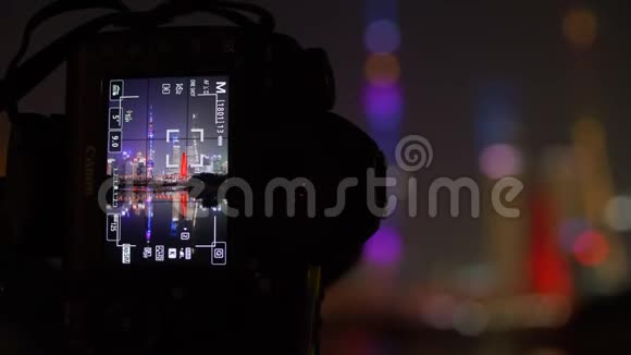 相机特写与美丽的点亮上海天际线屏幕在夜间4k视频的预览图