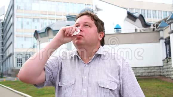 疾病和疾病英俊的男人感到恶心滴鼻滴在阻塞的鼻子室外视频的预览图