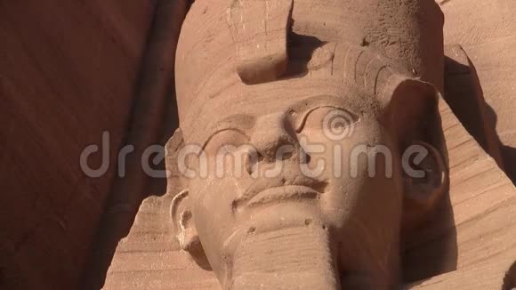 阿布辛贝尔大庙拉米斯二世大像靠近头部视频的预览图