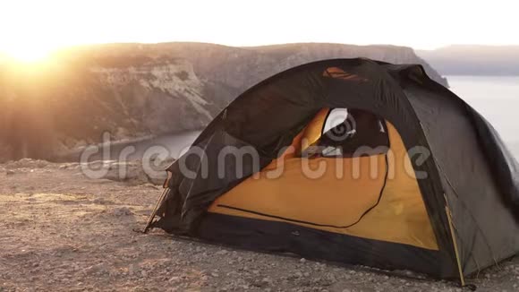 金发少女打开露营帐篷微笑成相机享受夏天的早晨在山谷上午视频的预览图