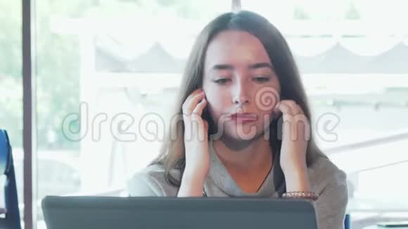 一个漂亮的女人在笔记本电脑工作时看起来压力很大视频的预览图