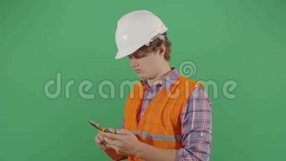 成年男子工程师谈钳子电话视频的预览图