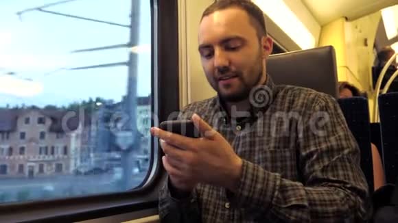 年轻人在地铁里用智能手机视频的预览图