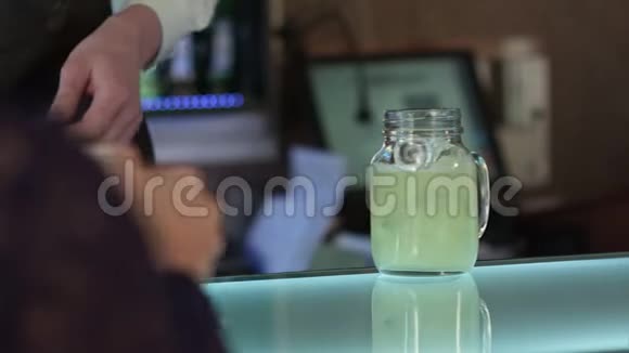 酒吧的酒吧服务员用冰做鸡尾酒用菠萝装饰视频的预览图