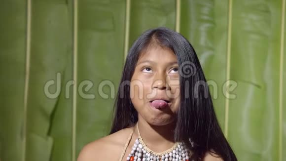 小女孩试图用舌头达到鼻子视频的预览图