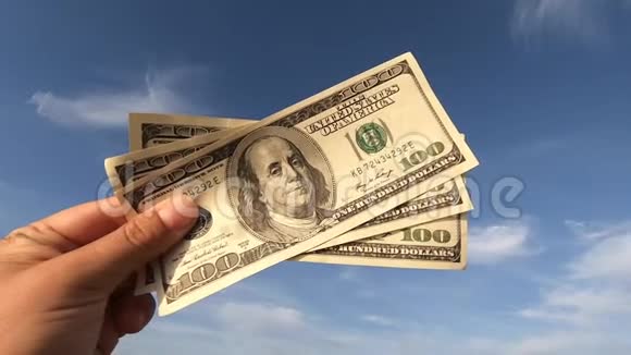 蓝天背景下300美元钞票的女孩视频的预览图