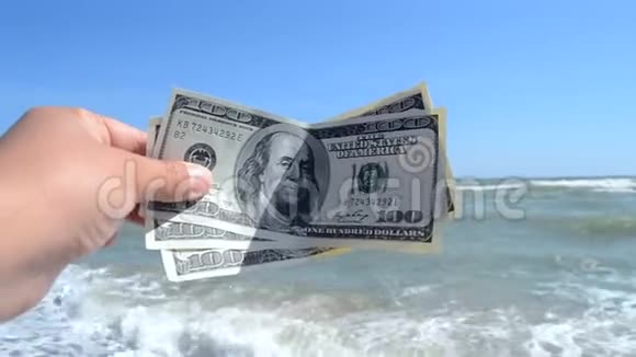 男人手里拿着三百元钞票在后台视频的预览图