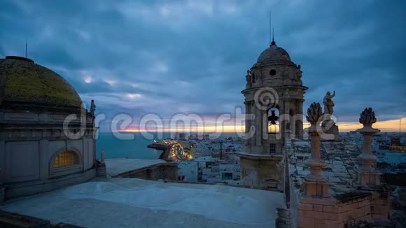 从安达鲁西亚东塔出发在蓝色一小时欣赏卡迪兹大教堂的城市美景视频的预览图