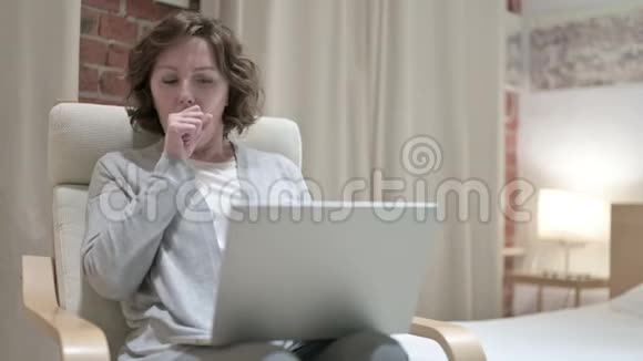 令人惊讶的老妇人在沙发笔记本电脑上庆祝成功视频的预览图