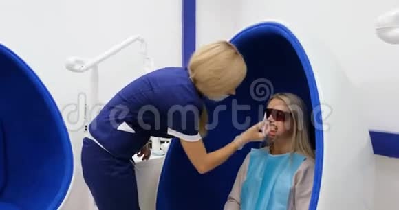 美容师为美白病人准备牙齿视频的预览图