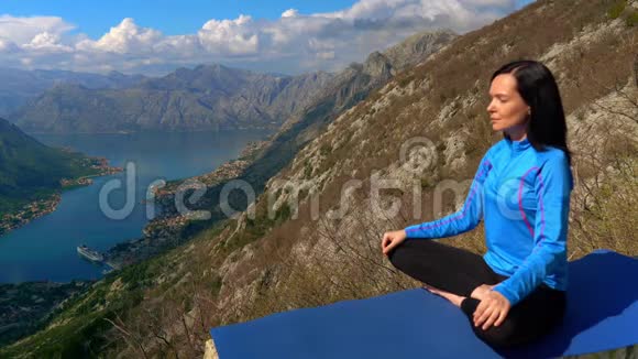 女人坐在山上打坐姿势视频的预览图