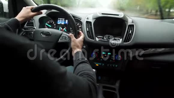 危险的驾驶男子在雨天驾驶汽车上路在乘车过程中失去控制视频的预览图