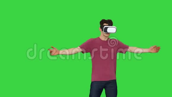 休闲游戏玩家跳舞锁定嘻哈在vr耳机上玩跳舞游戏绿色屏幕色度键视频的预览图