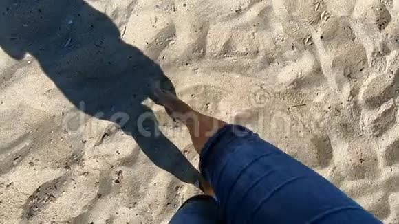在沙滩上行走的女人的影子视频的预览图