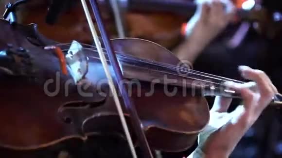 音乐会几个女人拉小提琴手收起来视频的预览图