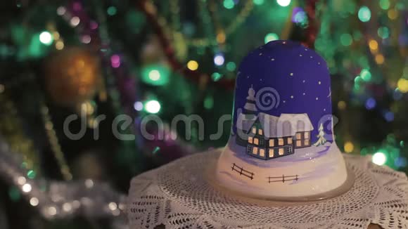 新年灯背景是一棵装饰的圣诞树上面有一根蜡烛上面有一个发光的花环五颜六色视频的预览图