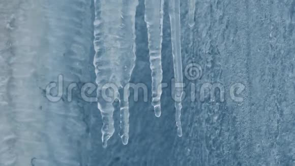 在解冻期间在街上融化冰柱一滴水视频的预览图