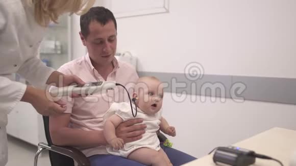 护士检查婴儿视频的预览图