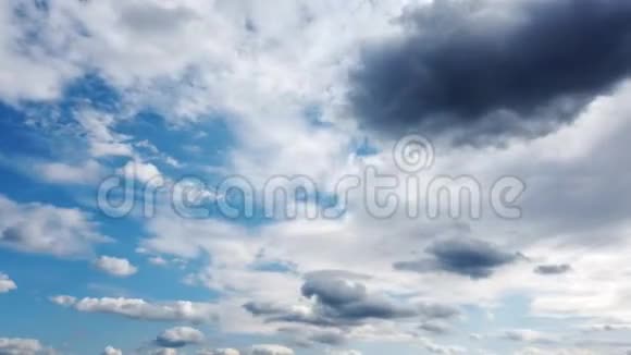 美丽的云彩在蓝天上飞翔视频的预览图