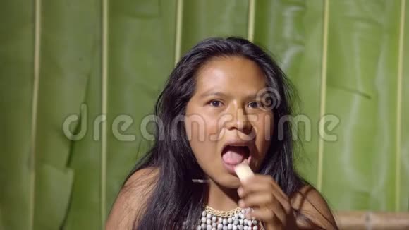 小女孩吃生糖罐视频的预览图