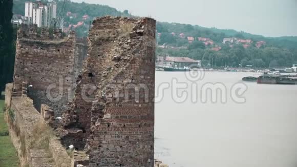 中世纪老堡瞭望塔和多瑙河视频的预览图