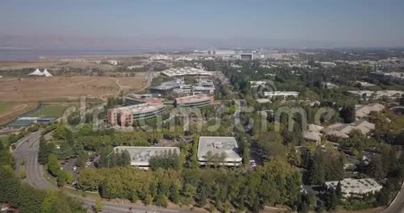谷歌总部的空中屋顶上有太阳能电池板加州山景视频的预览图