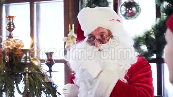 圣诞老人的画像正坐在圣诞节的桌子旁视频的预览图