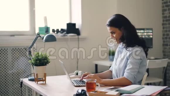 成功的女商人用笔记本电脑工作然后放松微笑快乐视频的预览图