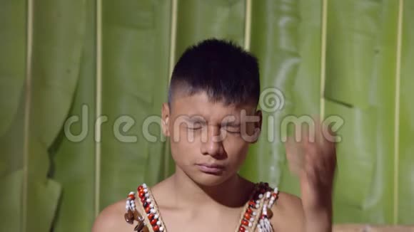 一个年轻男孩展示的挫折手势视频的预览图