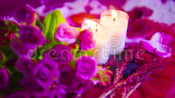 玫瑰和蜡烛燃烧的镜头情人节视频的预览图