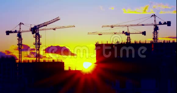 日落背景下的建筑起重机视频的预览图