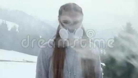 在山上戴防毒面具的女孩视频的预览图