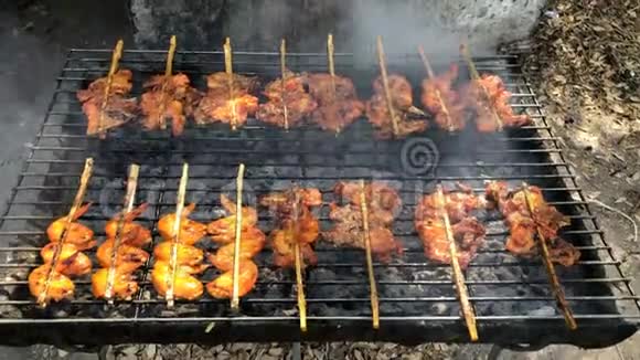 在街边的食物里烤了很多烟的鸡肉视频的预览图