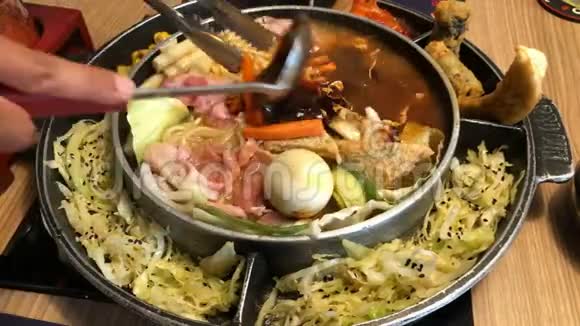 韩国火锅百代吉盖用黄面汤炖是韩国融合食品结合美国风格的面条视频的预览图