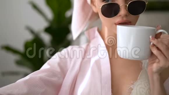 白发美女在家看着相机早餐和一杯咖啡模型被拍照视频的预览图
