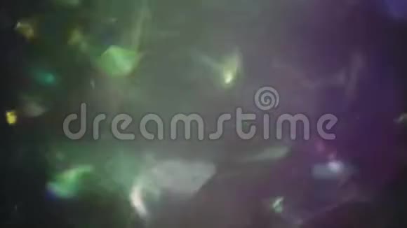 五颜六色的光束穿过透明的玻璃超现实主义的光芒覆盖视频的预览图