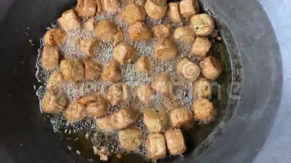 街边食物锅中的蟹肉卷视频的预览图