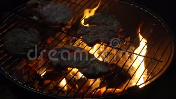 在木炭烤架下的近距离火灾混合美国烧烤食品在火火烤架与高级肉类视频的预览图