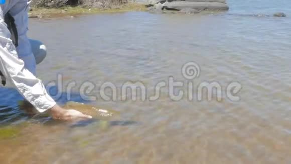 在塔斯马尼亚湖西部释放一条鳟鱼视频的预览图