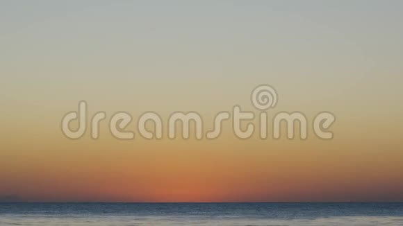 令人惊叹的海滩日出橙色的日出和波浪黄色炎热的天空覆盖着岛上的海滩阳光视频的预览图