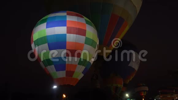 五颜六色的热气球从地上飞过视频的预览图