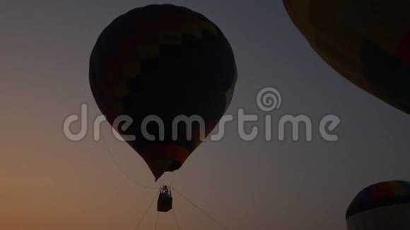 五颜六色的热气球从地上飞过视频的预览图