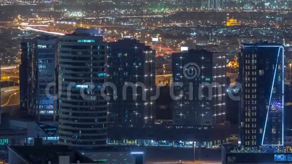 阿拉伯联合酋长国迪拜市高速公路附近高楼大厦的明亮灯光视频的预览图