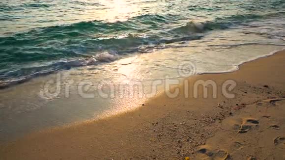 美丽的大自然日出在热带海滩上关闭大海的海浪慢动作视频的预览图
