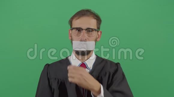 成人男法官带带子离开视频的预览图
