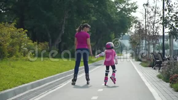 妈妈骑着旱冰车的小女孩视频的预览图