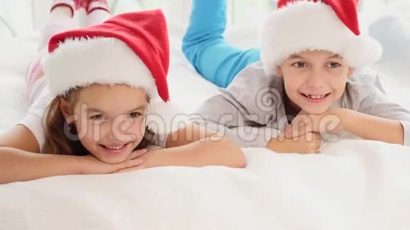 特写4k视频一个小女孩和男孩在圣诞节的早晨白色背景的新年树视频的预览图
